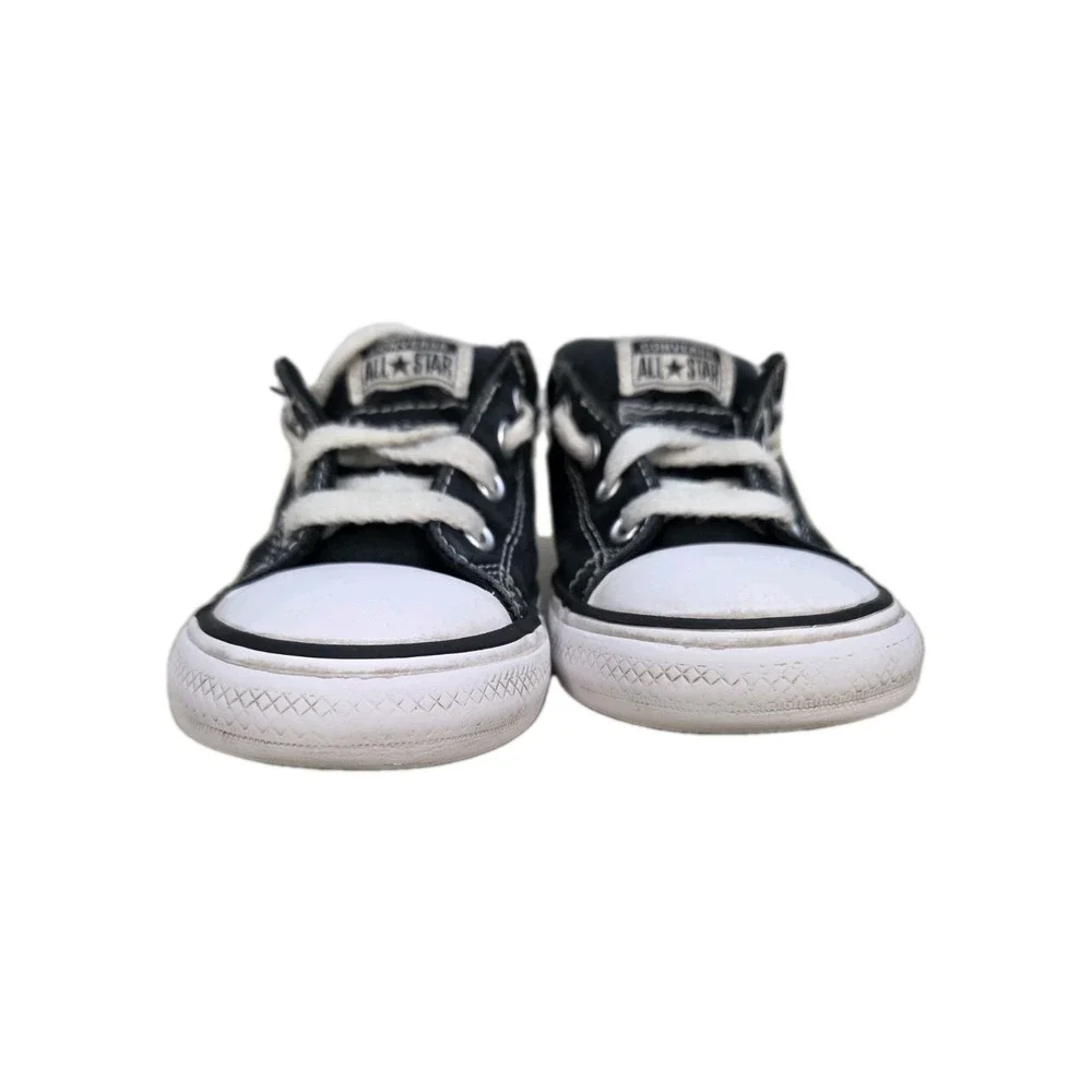 Converse Low Top Sneakers For Kids Size UK8 In Black And White. Has Elastic Band